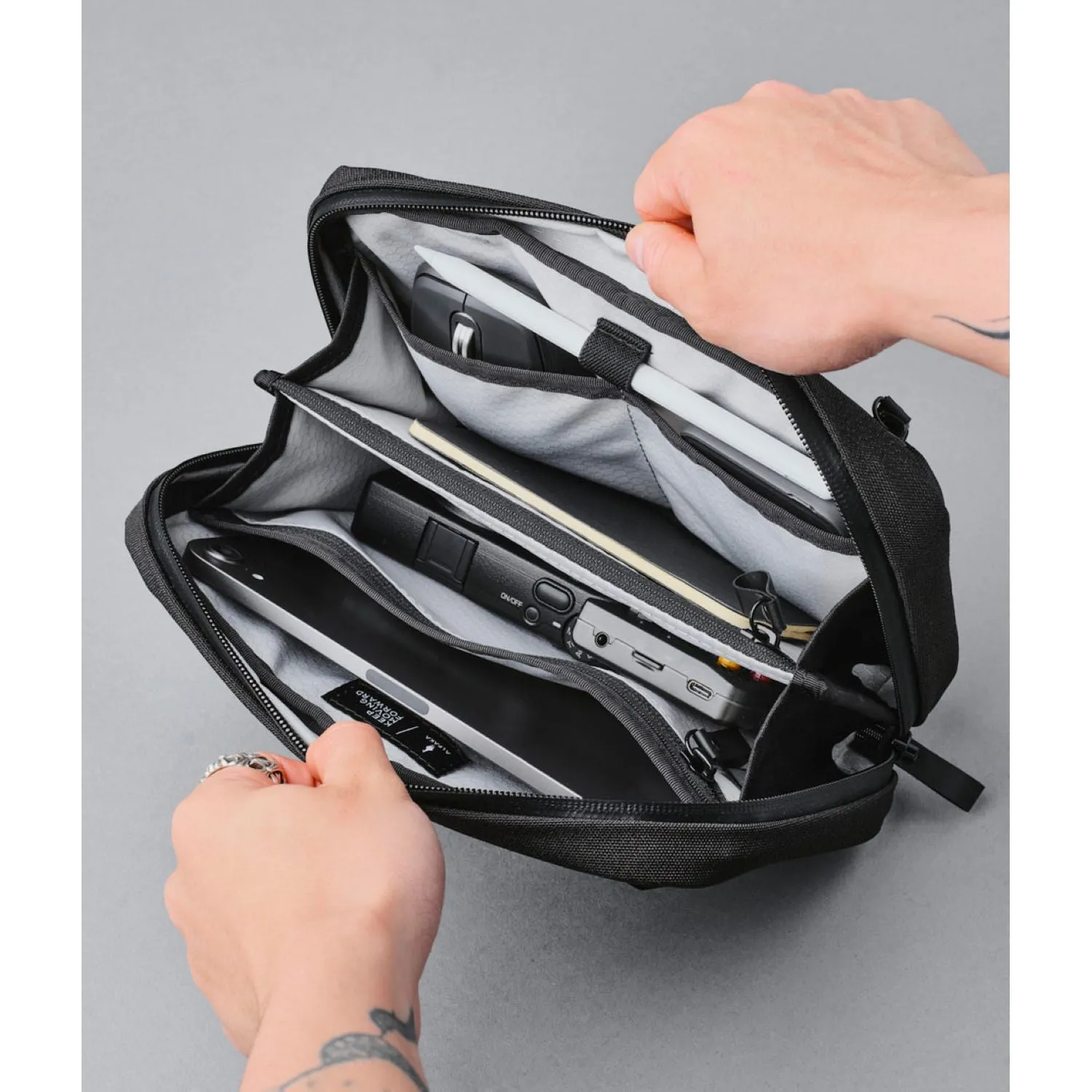 ALPAKA Elements Tech Case Sling