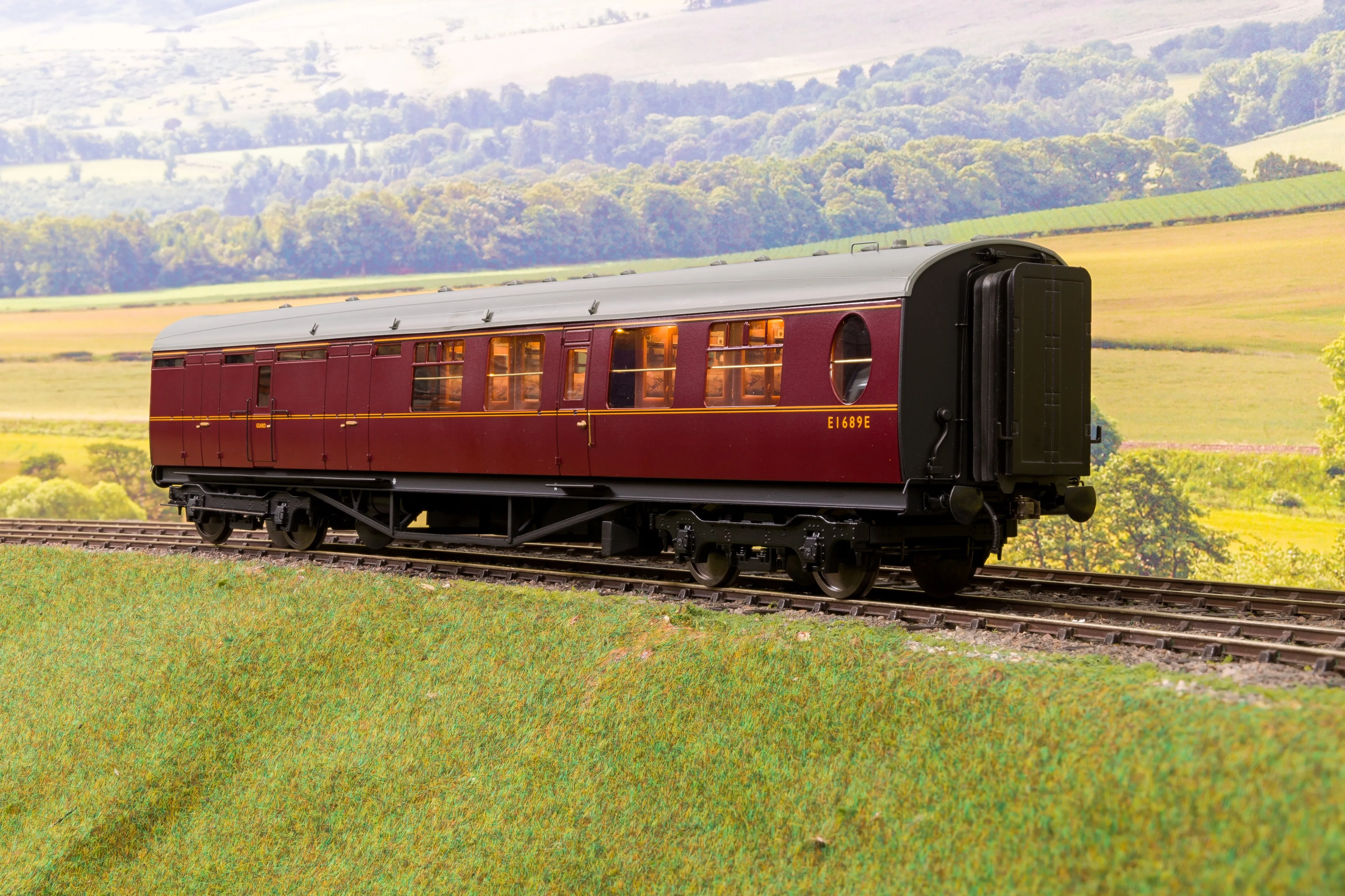 Darstaed D24-3-02RA Finescale O Gauge LNER Thompson Mainline BTK (Brake Third Corridor) Coach, Lined Maroon 'E1689E'