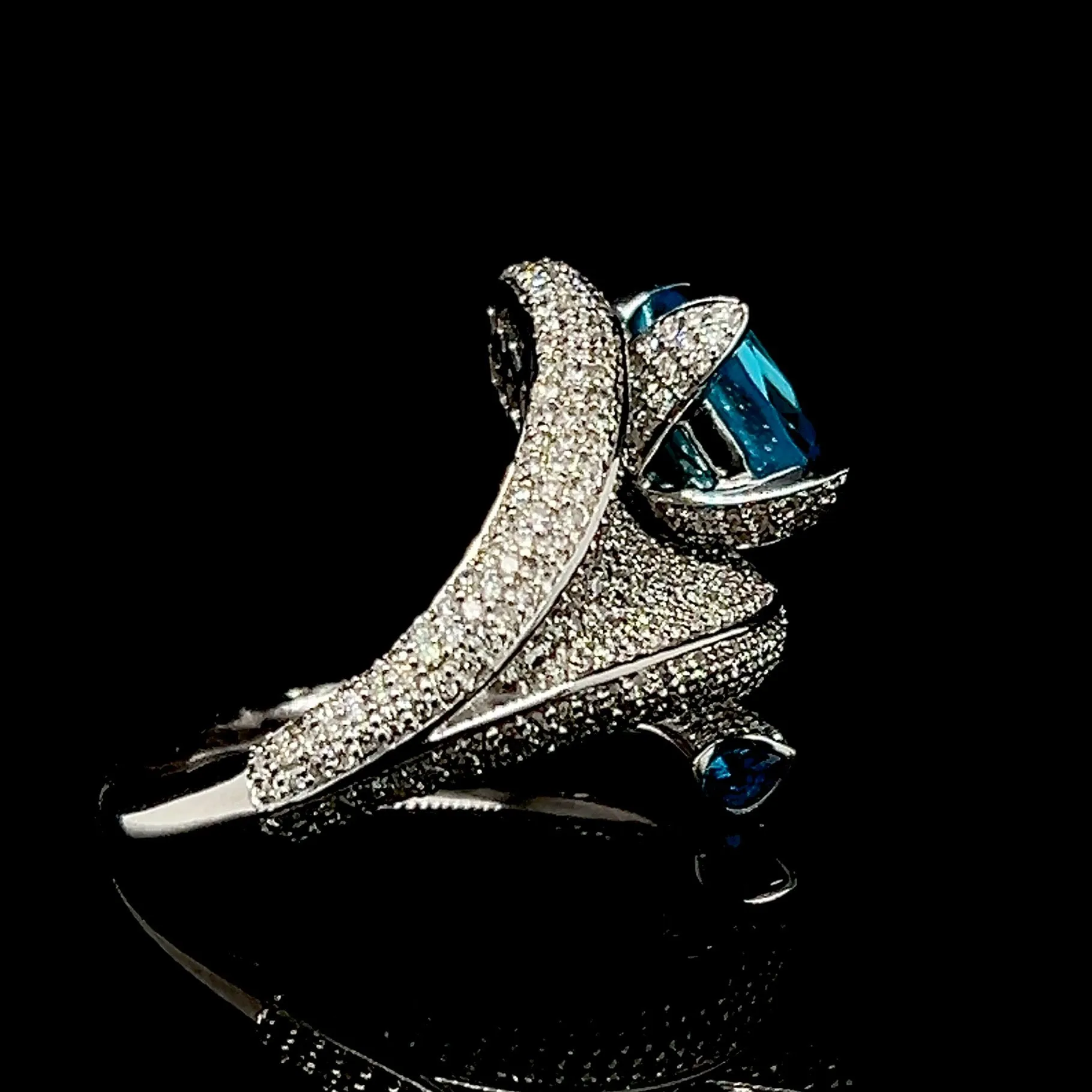 #LVNA2024 |  Unisex Cushion Blue Topaz Gemstones Statement Diamong Ring 18kt